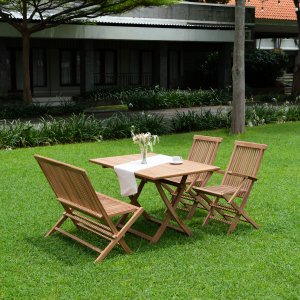 Saltö utegrupp; matbord med 2 stycken karmstolar och teaksoffa Saltö utegrupp; matbord med 2 stycken karmstolar och teaksoffa