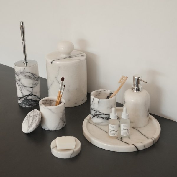 Badrumsset i vit marmor från Sicilien med 7 delar Badrumsset i vit marmor från Sicilien med 7 delar