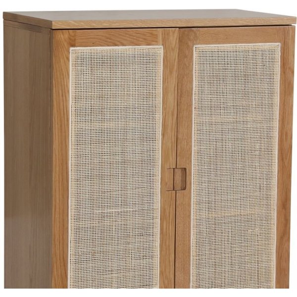 Level sk�p i oljad ek med d�rrar i rotting