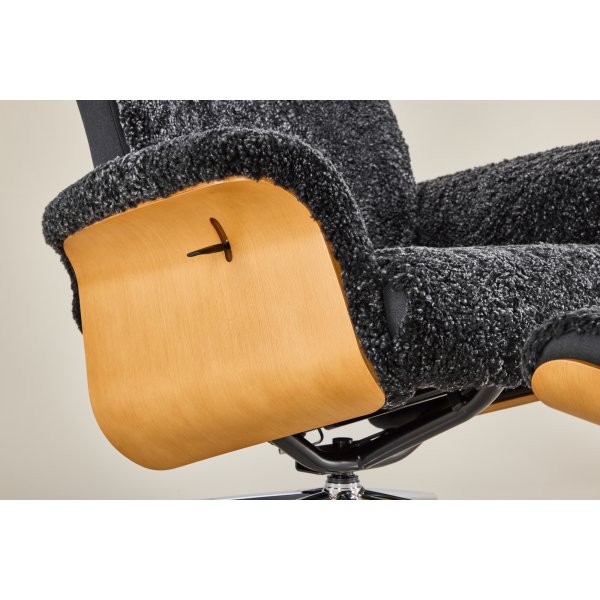 Ulla f�t�lj med fotpall i ek - M�rkgr� f�rskinn + Textilreng�ring f�r m�bler