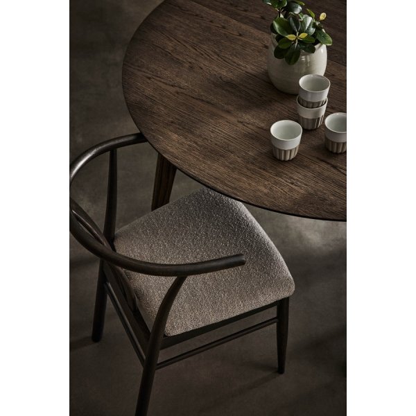 Jive brunbetsad matstol med dyna i beige bouclè Jive brunbetsad matstol med dyna i beige bouclè