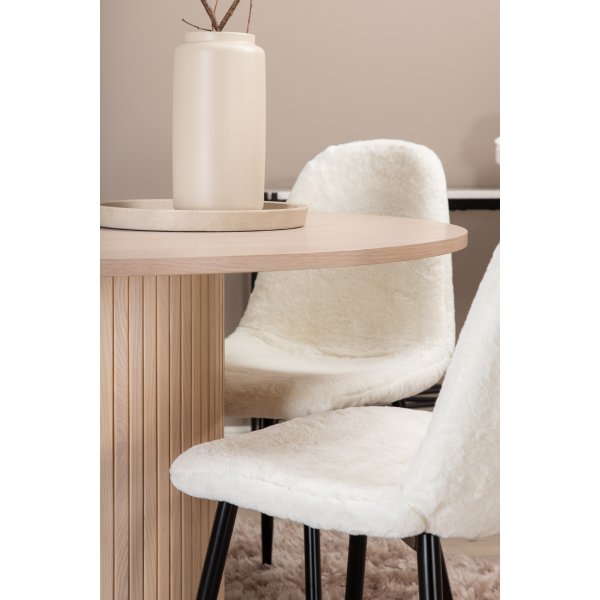 Bianca Matgrupp runt vitputsat matbord med 4 st Polar vit stolar Bianca Matgrupp runt vitputsat matbord med 4 st Polar vit stolar