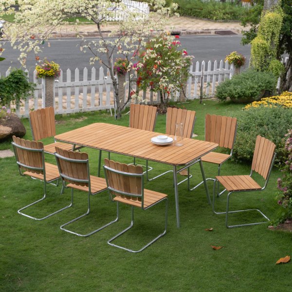 Mllan utegrupp i teak: 8 st stolar med matbord 176x90 cm