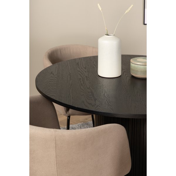 Bianca Matgrupp runt svart matbord med 4 st Berit beige stolar