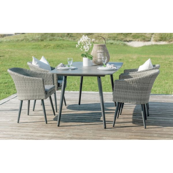 Utestol Sander i ljust grå konstrotting Utestol Sander i ljust grå konstrotting