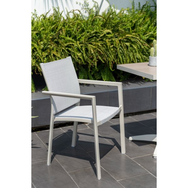 Urbanite matgrupp med matbord 160 cm och 4 st stapelbara matstolar - Beige Urbanite matgrupp med matbord 160 cm och 4 st stapelbara matstolar - Beige
