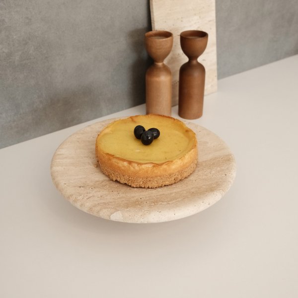 Kakfat i beige Travertinmarmor