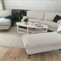 Hela soffgruppen med fotpallen blev jöttebra i vårt nya rum, och så skön! Howard Luxor Avlång Fotpall - Valfri färg!