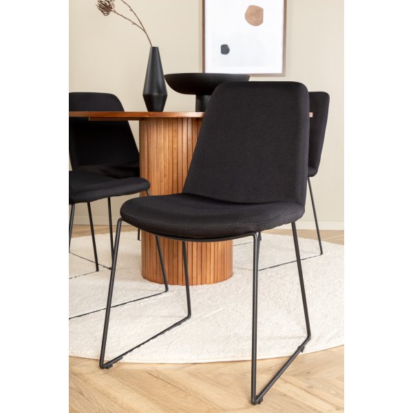 Bianca Matgrupp runt valnöt matbord med 4 st Muce svart stolar Bianca Matgrupp runt valnöt matbord med 4 st Muce svart stolar