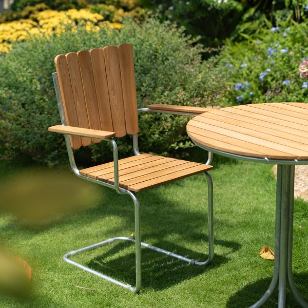 Möllan stapelbar karmstolar i teak med armstöd Möllan stapelbar karmstolar i teak med armstöd