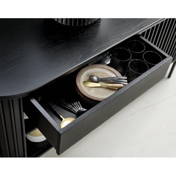 Buffet Sierra en chêne teinté noir avec portes à volets Buffet Sierra en chêne teinté noir avec portes à volets