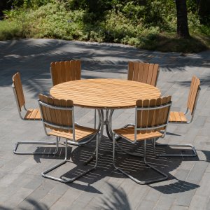 Möllan utegrupp i teak: 6 st stolar med matbord Ø130 cm Möllan utegrupp i teak: 6 st stolar med matbord Ø130 cm