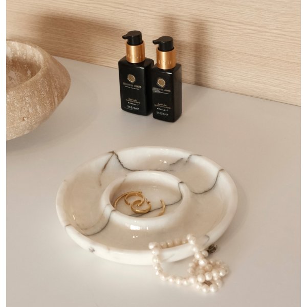 Badrumsbricka i vit marmor från Sicilien Badrumsbricka i vit marmor från Sicilien