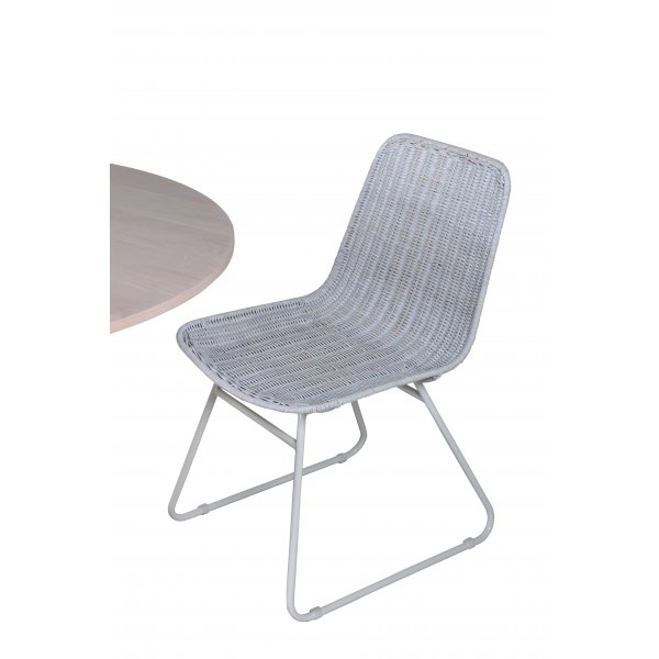 Bianca Matgrupp runt vitputsat matbord med 4 st Cirebon rotting stolar