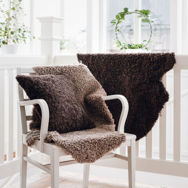 Curly fårskinn Brun - 60 x 95 cm Curly fårskinn Brun - 60 x 95 cm