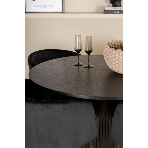 Bianca Matgrupp runt svart matbord med 4 st Berit svart stolar Bianca Matgrupp runt svart matbord med 4 st Berit svart stolar