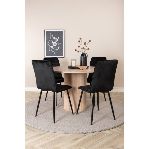 Bianca Matgrupp runt vitputsat matbord med 4 st Windu Lyx svart stolar