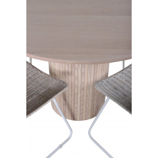 Bianca Matgrupp runt vitputsat matbord med 4 st Cirebon rotting stolar