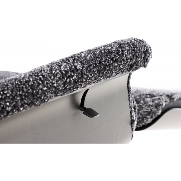 Ulla fåtölj med fotpall i fårskinn - Mörkgrå / Svartbets / Krom + Fläckborttagare för möbler Ulla fåtölj med fotpall i fårskinn - Mörkgrå / Svartbets / Krom + Fläckborttagare för möbler