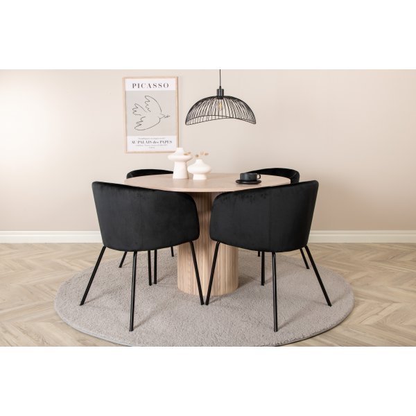 Bianca Matgrupp runt vitputsat matbord med 4 st Berit svart stolar