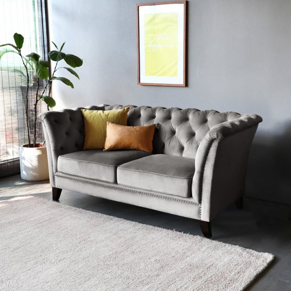 Canapé 2 places Chesterfield gris - Henry + Nettoyage textile pour meubles Canapé 2 places Chesterfield gris - Henry + Nettoyage textile pour meubles