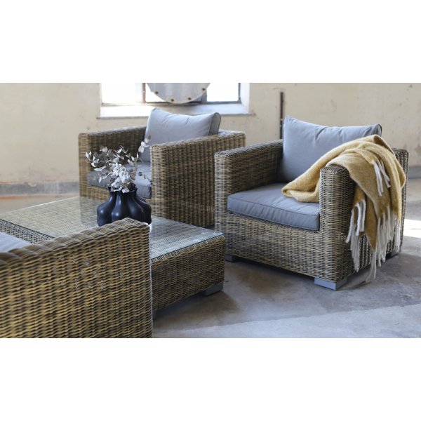 Bahamas utegrupp, Stor Soffa + 2 st fåtöljer + soffbord i konstrotting + Fläckborttagare för möbler Bahamas utegrupp, Stor Soffa + 2 st fåtöljer + soffbord i konstrotting + Fläckborttagare för möbler