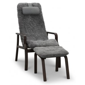 Frank fårskinnsfåtölj med fotpall + Möbeltassar Frank fårskinnsfåtölj med fotpall + Möbeltassar