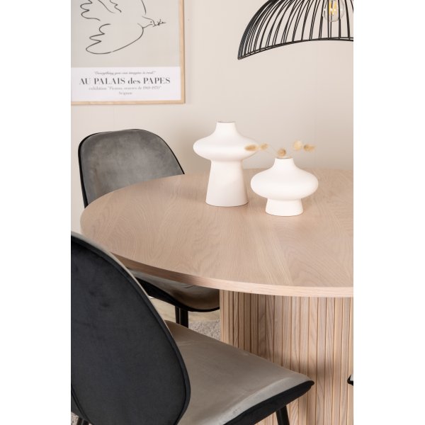 Bianca Matgrupp runt vitputsat matbord med 4 st Emma gr�/svart stolar