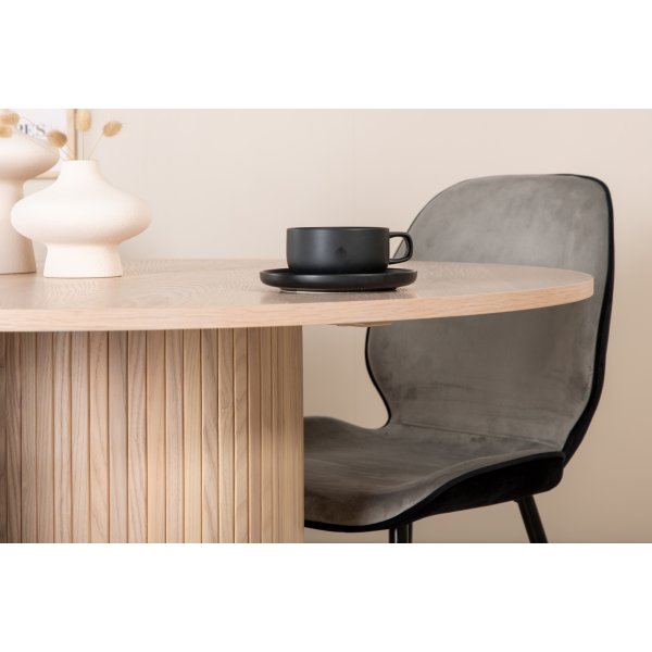 Bianca Matgrupp runt vitputsat matbord med 4 st Emma gr�/svart stolar