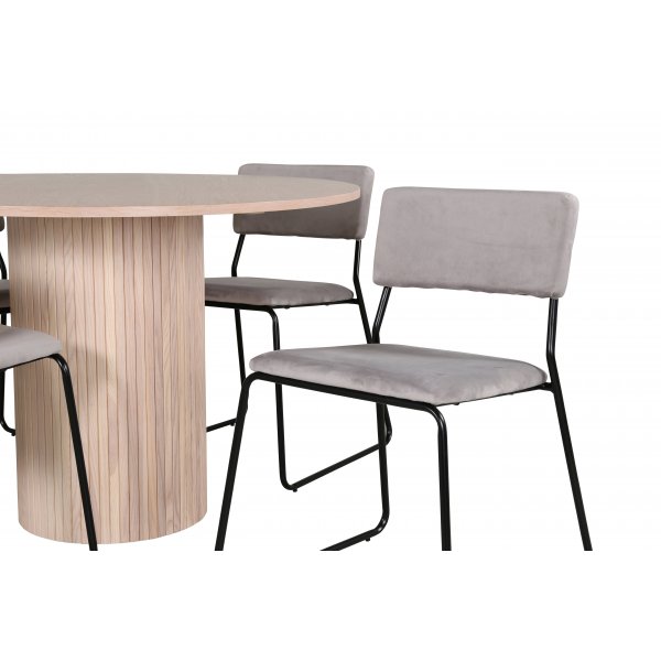 Bianca Matgrupp runt vitputsat matbord med 4 st Kenth gr� stolar