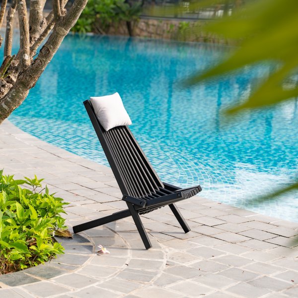 Däckstol svart med nackkudde + Rengöringsmedel för utemöbler Däckstol svart med nackkudde + Rengöringsmedel för utemöbler