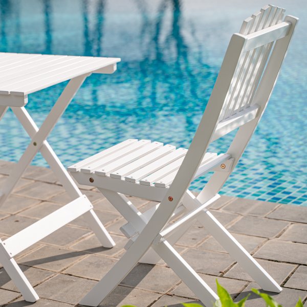 Hav�ng vit utegrupp; 2 st stolar med bord