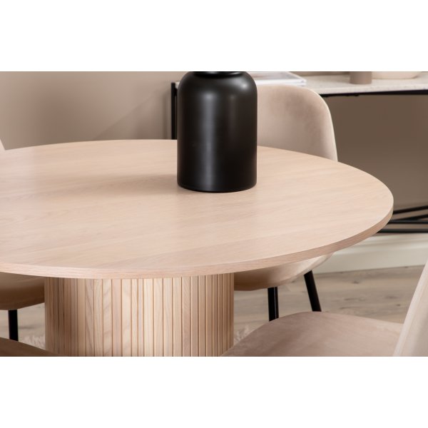 Bianca Matgrupp runt vitputsat matbord med 4 st Polar beige stolar Bianca Matgrupp runt vitputsat matbord med 4 st Polar beige stolar