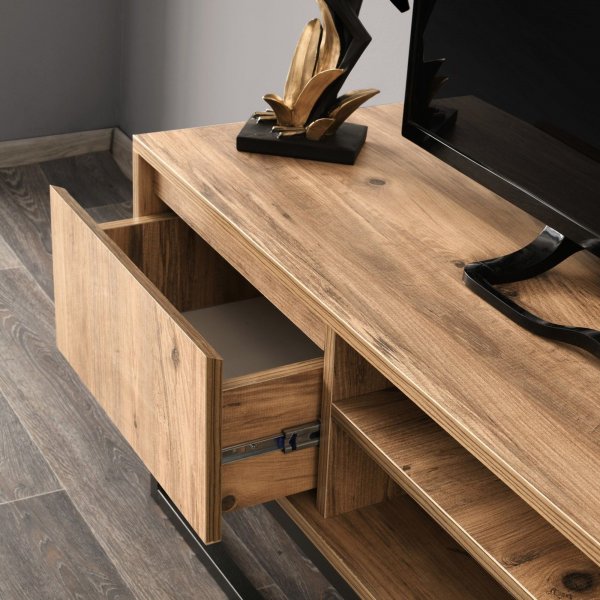 Belinda TV-bänk 140 cm - Svart/furu Belinda TV-bänk 140 cm - Svart/furu