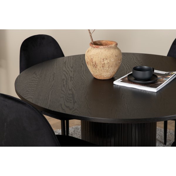 Bianca Matgrupp runt svart matbord med 4 st Polar svart stolar