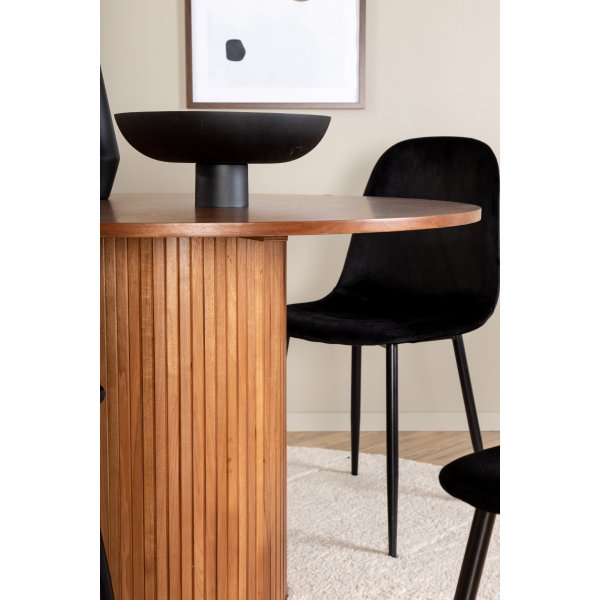 Bianca Matgrupp runt valnt matbord med 4 st Polar svart stolar