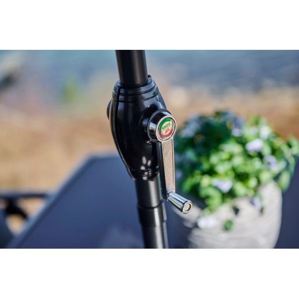 Bjurvik matgrupp; bord med 4 st stolar plus parasol By Martinsen - Svart