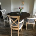 Köksbord Lamier med 4 Ellie karmstol med Inari 91 tyg. Möblemanget är helt perfekt till vårt nyrenoverade kök i en Skånelänga från 1850 Ellie karmstol - Valfri färg på klädsel och stomme!