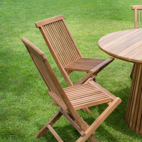 Saltö utegrupp i teak: runt teakbord med 6 st teakstolar Saltö utegrupp i teak: runt teakbord med 6 st teakstolar