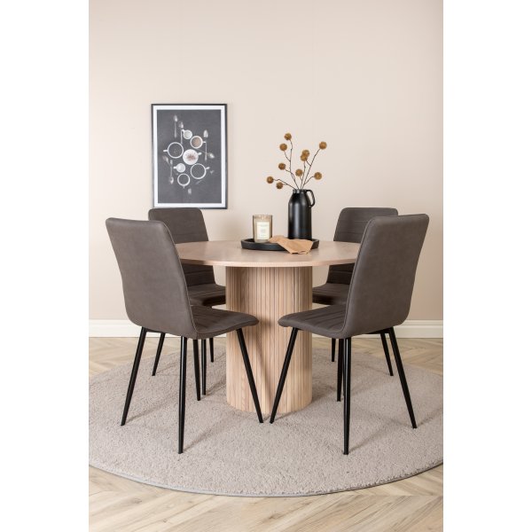 Bianca Matgrupp runt vitputsat matbord med 4 st Windu Lyx grå stolar Bianca Matgrupp runt vitputsat matbord med 4 st Windu Lyx grå stolar