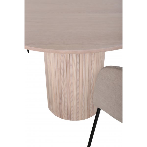 Bianca Matgrupp runt vitputsat matbord med 4 st Berit beige polyesterlinne stolar Bianca Matgrupp runt vitputsat matbord med 4 st Berit beige polyesterlinne stolar