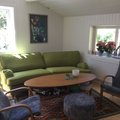 Väldigt nöjd med soffan i sig, fint tyg och fin modell. Något stumma kuddar men vi är väldigt nöjda! Howard Luxor svängd 4-sits soffa 240cm - Valfri färg