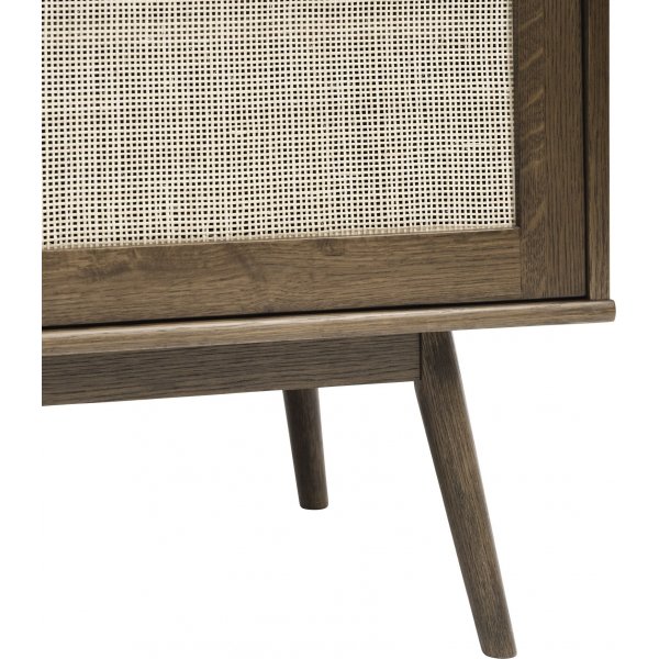 Yuma skänk i smoked oak med rotting detaljer, skjutdörrar Yuma skänk i smoked oak med rotting detaljer, skjutdörrar