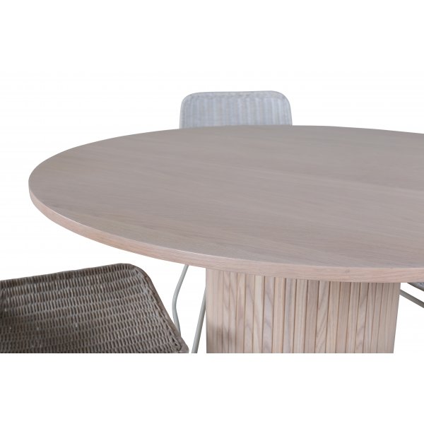 Bianca Matgrupp runt vitputsat matbord med 4 st Cirebon rotting stolar