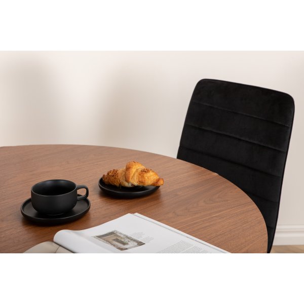 Bianca Matgrupp runt valnöt matbord med 4 st Windu Lyx svart stolar Bianca Matgrupp runt valnöt matbord med 4 st Windu Lyx svart stolar