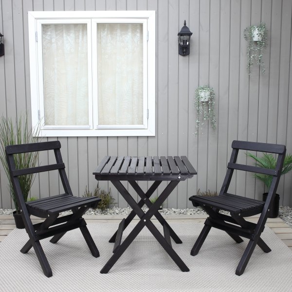 Wilma utegrupp bord 65 x 65 cm inkl 2 st Knohult stolar - Svart Wilma utegrupp bord 65 x 65 cm inkl 2 st Knohult stolar - Svart