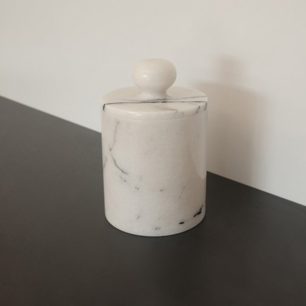 Badrumsset i vit marmor från Sicilien med 2 delar Badrumsset i vit marmor från Sicilien med 2 delar