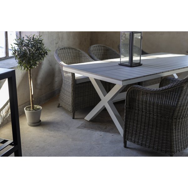 Matgrupp Mercury bord inkl 6 st fåtöljer - Konstrotting/Vit aluminium + Textilrengöring för möbler Matgrupp Mercury bord inkl 6 st fåtöljer - Konstrotting/Vit aluminium + Textilrengöring för möbler