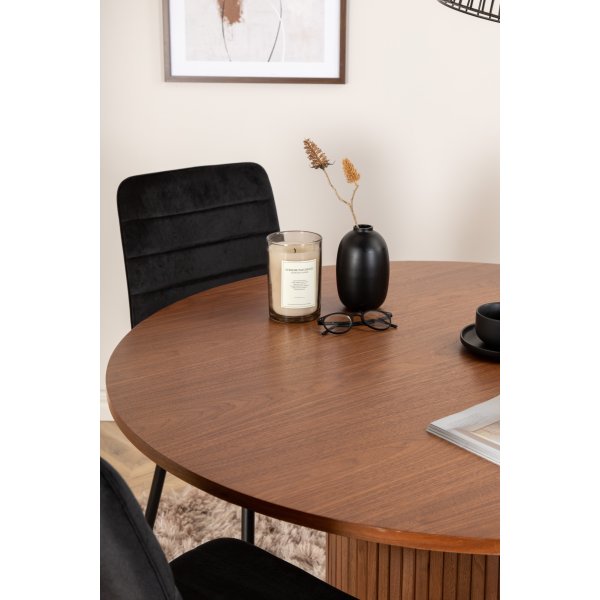 Bianca Matgrupp runt valnöt matbord med 4 st Windu Lyx svart stolar Bianca Matgrupp runt valnöt matbord med 4 st Windu Lyx svart stolar