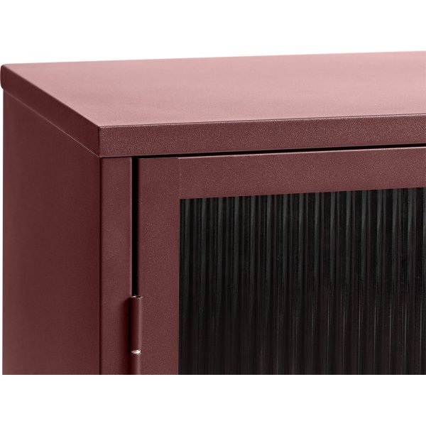 Buffet Dobb en métal bordeaux avec portes vitrées Buffet Dobb en métal bordeaux avec portes vitrées